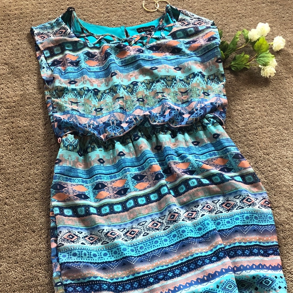 Short City triangles dress with gorgeous neckline